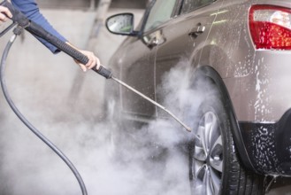 Manual car wash with pressurized water in car wash outside