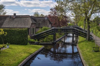 Giethoorn Netherlands, city skyline at canal and traditional house in Giethoorn village