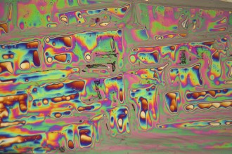 Lanthanum nitrate crystals under the microscope (100x magnification) and in polarised light