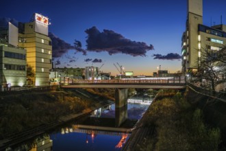 Evening view along the river. Shooting Location: Totsuka Ward, Yokohama City