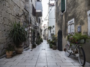 Narrow alley in the old town centre, Makarska, Dalmatia, Croatia, Europe