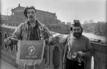 Germany, Berlin, 05.04.1992, GDR - Souvenir vendor on the Friedrichsbrücke, Europe
