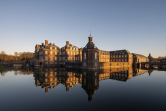 Nordkirchen, castle, completed in 1734, view over the moat in the evening light, Westphalian