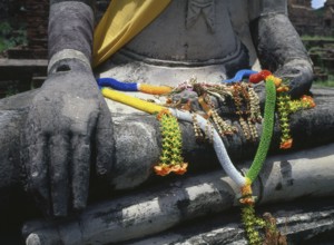 Wat Phra Mahathat was built during the reign of Borommaracha I (Boromma Rachathirat I) or Khun