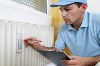Fitter with radiator. Save energy. Reading the heating settings. Austria