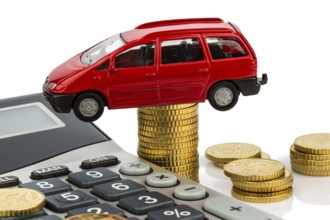 Car and calculator. Rising costs for car purchase, leasing, workshop, refuelling and insurance