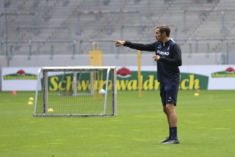 The new head coach Julian Schuster (SC Freiburg) at the first training session at the training