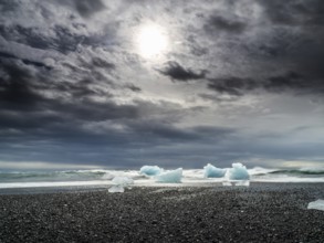 Diamond Beach, icebergs on the black lava beach, near Jökulsarlon glacier lagoon, Vatnajökull