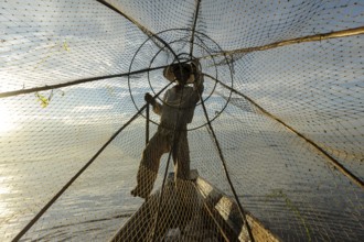 05.03.2014, Nyaung Shwe, Shan State, Myanmar, Asia, A single-leg rower paddles along the northern