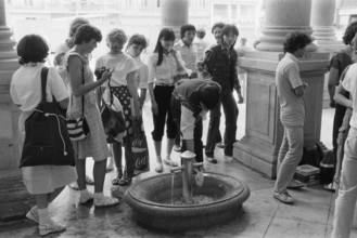 12.07.1985, CSSR, Karlovy Vary, tourists at one of the many springs, Karlovy Vary (Karlsbad)
