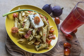 Pasta salad with gorgonzola, figs and Federweißem