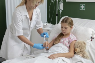 Ein Kind, das zur Heilung und Genesung eine kritische medizinische Versorgung in einer