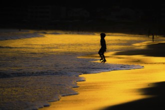 Children playing in the twilight of the beach. Shooting Location: Kamakura, Kanagawa Prefecture