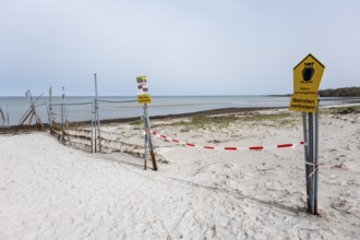 No trespassing sign at the cordoned-off beach, Baltic resort Boltenhagen, Mecklenburg-Vorpommern,