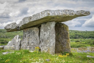 Dolmen of Poulnabrone, probably between 4200 a. C. and 2900 a. C., The Burren, County Clare,