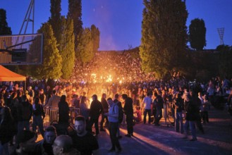 Germany, Berlin, 30.04.2025, Peaceful Walpurgis in Mauerpark, witches' bonfire, fire artists in the