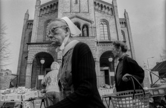 Germany, Potsdam, 13.03.1991, weekly market market in Potsdam, nun, St Peter and Paul Catholic