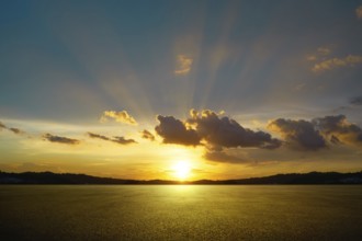 Leere Etage mit schönem Sonnenuntergang goldene Stunde