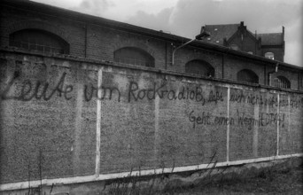 Germany, Berlin, 23 March 1992, Funkhaus in Nalepastraße, Mauer: People from rock radio, don't let