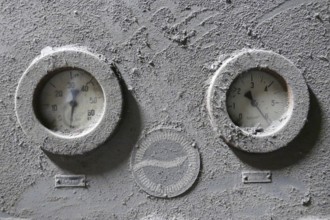 Obsolete dial gauges