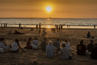 People watching the sunset on the beach, Mindil Beach, Darwin, Northern Territory, Australia,