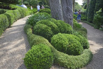 Jardins d'Etretat, fragment, paths, visitors