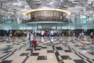 31.07.2023, Singapore, Republic of Singapore, Asia, Interior view of the modern Terminal 3 with air