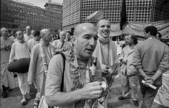Germany, Berlin, 12.04.1991, Krishna members in front of the Memorial Church, Europe