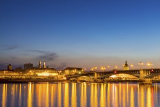 Die Skyline von Mainz zur blauen Stunde mit der Theodor-Heuss-Brücke über den Rhein