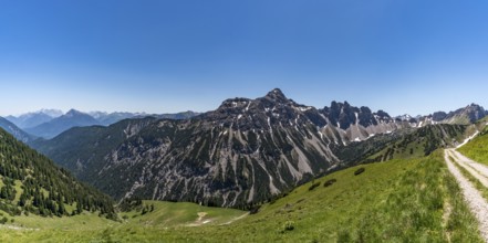 Fantastic hike in the Tannheim Mountains from the summit of Neunerkopfle over Landsberger hut to
