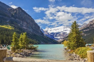 The picturesque promenade at Lake Louise. The lake is surrounded by mountains, glaciers and pine