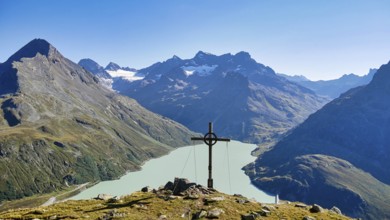 Summit cross on the Bielerkof with views of the Silvretta reservoir, Hohes Rad, Piz Buin and other
