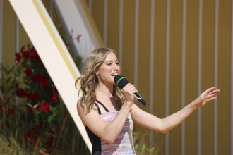 Luna Klee (singer / musician) in the ARD TV programme Immer wieder sonntags, Rust, Germany /