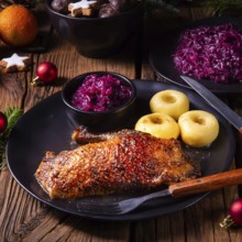 Klassische und knusprige geröstete ente mit kohl und knödel