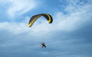Paragliding fliegen auf blauem Himmel