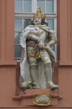 Sculpture of a Roman emperor with golden crown and cross, golden, view, ancient king, Zum Römischen