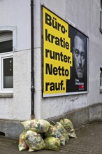 Large FDP election poster with Christian Lindner and the words Bürokatie runter. Net up, Bundestag