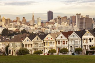 The Painted Ladies, Victorian wooden houses on Alamo Square and the skyline of San Francisco,
