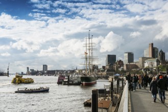 Waterfront promenade, St. Pauli Landungsbrücken, Hamburg, Germany, Europe