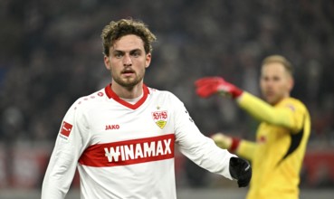 Jacob Bruun Larsen VfB Stuttgart (25) behind goalkeeper Peter Gulacsi RasenBallsport Leipzig RBL