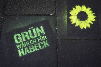 A sign saying GRÜN WÄHLEN FÜR HABECK on a pavement in Frankfurt am Main advertises Robert Habeck,