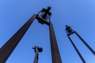 Change of Directions by Maria Miesenberger, group of figures in front of the entrance to the Nordic