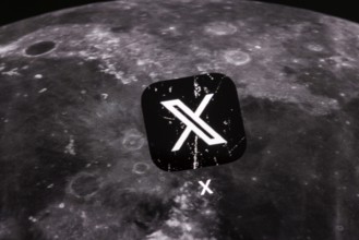 Application app of the US news service X, formerly Twitter, on the display of an iSmartphone.