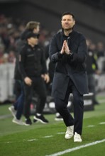 Coach Xabi Alonso Bayer 04 Leverkusen on the sidelines Gesture Gesture Hands folded in prayer