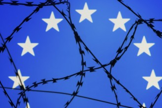 Symbolic image, migration, defence against refugees wanting to enter the EU, barbed wire overarches