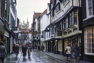 Menschen auf der historischen Stonegate Street in der Nähe der Yorker Münsterkirche, Yorkshire,