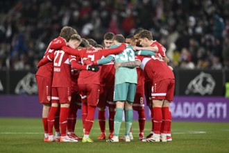 Team building, team circle in front of the start of the match VfB Stuttgart WWK Arena, Augsburg,