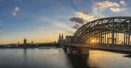 Köln (Köln) Deutschland, Sonnenuntergangspanorama Stadtsilhouette am Kölner Dom mit Rhein und