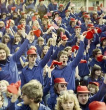 1980050165, East Berlin, 01.05.1980, Karl-Marx-Allee, cheering young members of the Free German