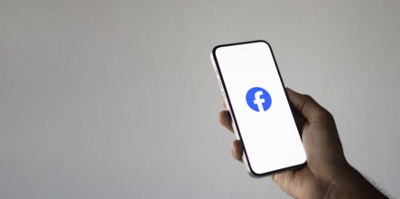 Facebook Logo on smartphone